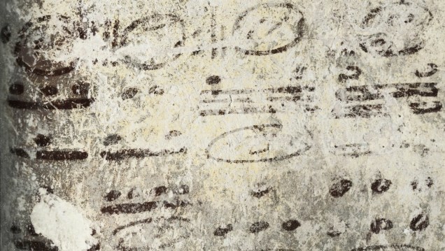<p>Quatro números na parede norte da casa se relacionam no com o calendário Maia e cálculos sobre a Lua, o Sol e possívelmente Vênus e Marte. As datas seguem até 7.000 anos no futuro. Os arqueólogos não sabem o que esses períodos de tempo significam</p>