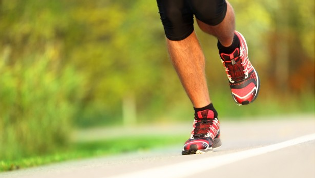 Corredoras que têm uma pisada mais leve, correm menos risco de lesão, em comparação com aquelas cujos pés tocam o chão com maior impacto