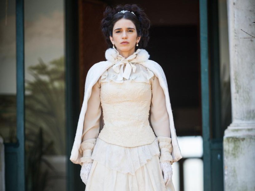 Teresa (Roberta Gualda) vai se casar com o Comendador Almeida (Fernando Pavão) em Escrava Mãe