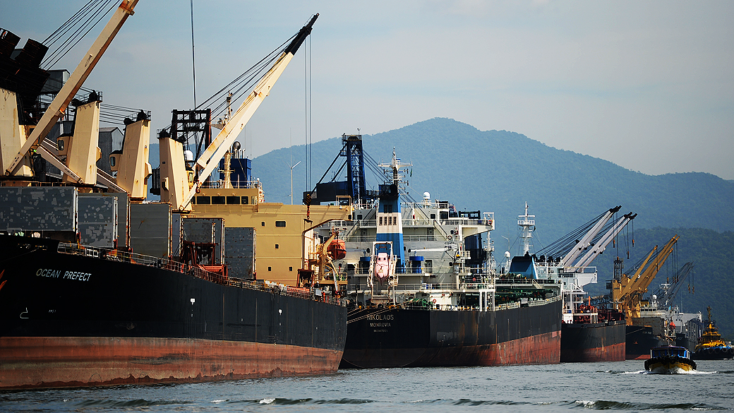 Navios e containers no Porto de Santos