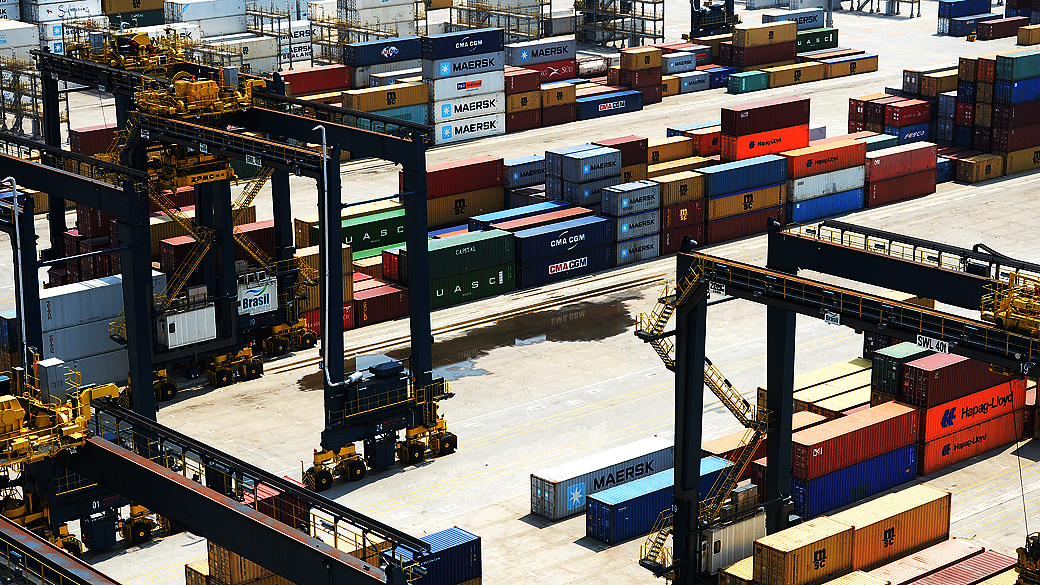 Navios e containers no terminal BTP, no Porto de Santos