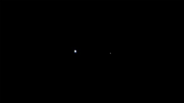 Terra e Lua através das lentes da sonda Juno, a mais de nove milhões de quilômetros do planeta