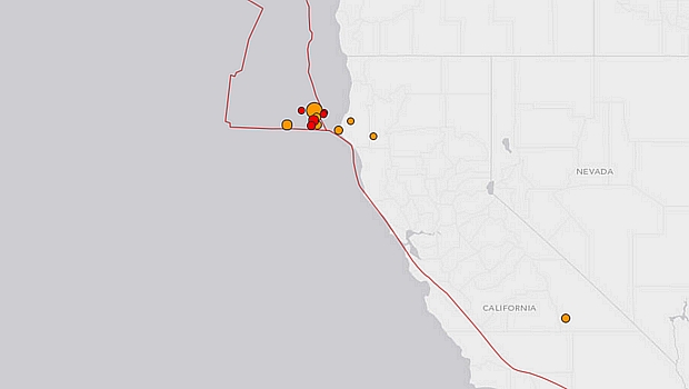 Mapa do Serviço Geológico dos EUA mostra terremoto no norte da Califórnia: áreas em vermelho indicam tremores subjacentes na última hora