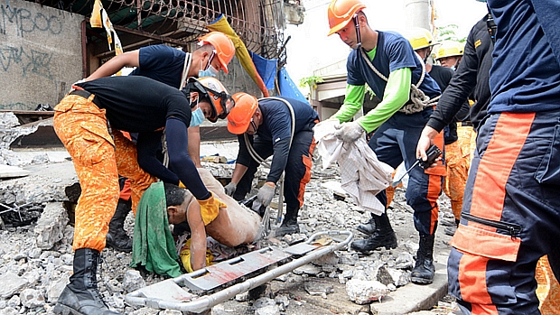 Equipes de resgate atuando após tremor nas Filipinas