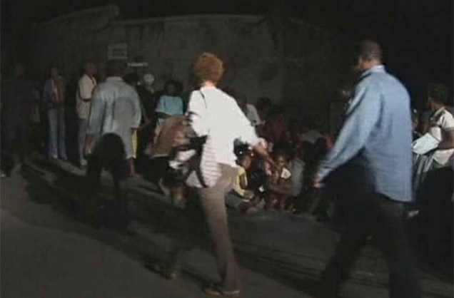 Haitianos do lado de fora do prédio da Organização das Nações Unidas (ONU), que foi completamente destruído pelo terremoto.