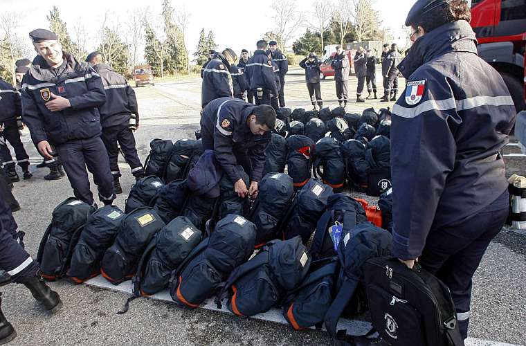 Militares da França se prepararam para embarcar para o Haiti.