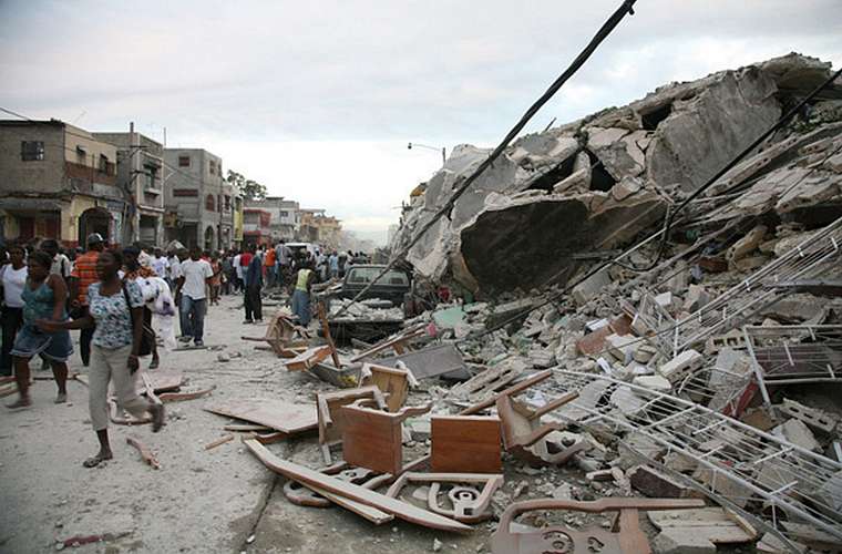 Após o terremoto, multidões saíram às ruas.