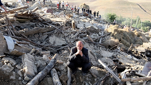 Na vila de Baje-Baj, homem observa o que restou da própria casa: destroços