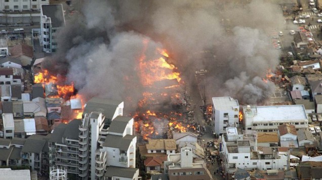 <p>17 de janeiro de 1995: Prédios em chamas, após o terremoto de 7.2 graus na escala Richter que atingiu a cidade portuária de Kobe no Japão</p>
