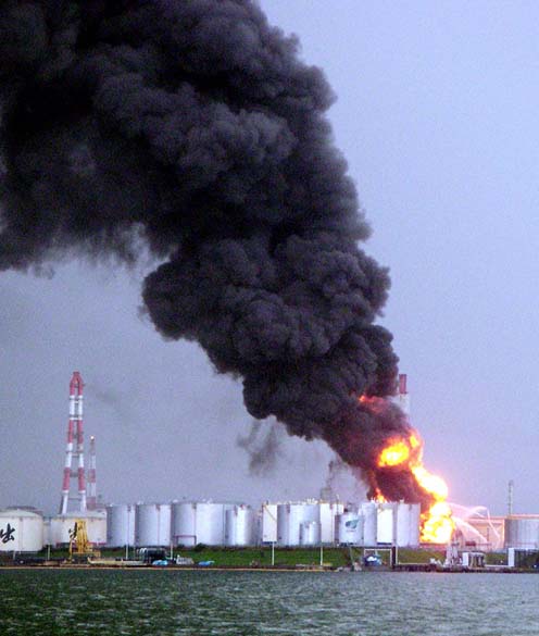 <p>26 de setembro de 2003: Refinaria de petróleo, após dois terremotos de magnitude 8 e 7 graus na escala Richter que provocaram duas mortes e 300 feridos na ilha de Hokkaido</p>
