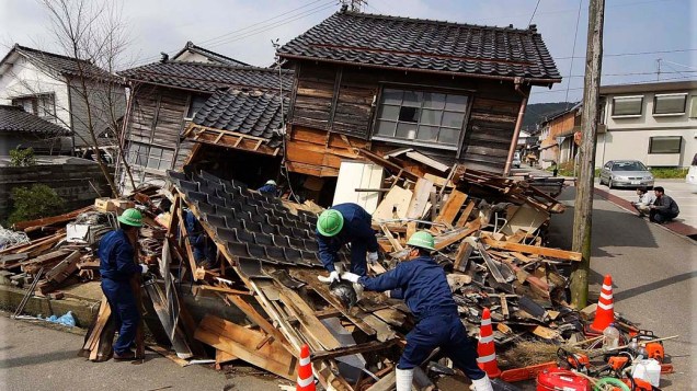 <p>25 de março de 2007: Um terremoto de 6,9 graus na escala Richter é registrado em uma região litorânea da província de Ishikawa e causa uma morte, deixa 170 feridos; 44 edifícios desabam; na foto, os escombros de uma casa em Wajima</p>