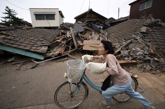 <p>16 de julho de 2007: Onze mortos e mais de mil feridos no terremoto de 6,8 graus na escala Richter na região de Niigata. A usina nuclear Kashiwazaki-Kariwa teve que ser fechada após um vazamento de água radioativa. Na foto, casas arrasadas em Kashiwazaki</p>