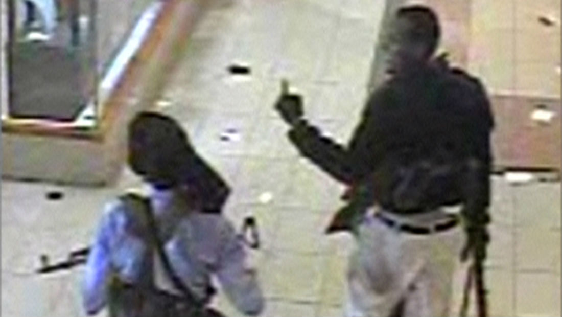 Terroristas fortemente armados são flagrados por câmeras de segurança do shopping Westgate, em Nairóbi, no Quênia