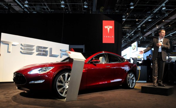 Elon Musk apresenta, no Auto Show de Detroit, em janeiro deste ano, o sedã elétrico Tesla modelo S