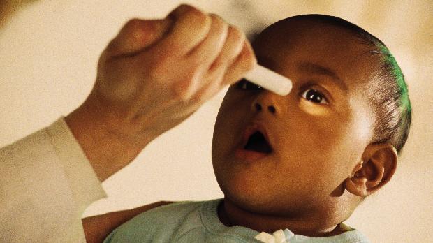 Teste do olhinho: exame identifica um reflexo vermelho no olho do bebê