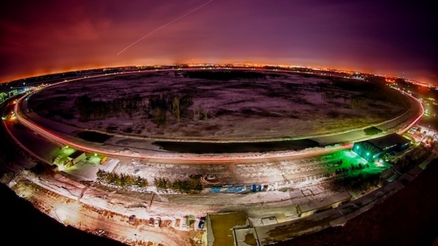 O Tevatron, pertencente ao Fermilab, é o segundo maior acelerador de partículas do mundo, com 6,3 quilômetros de circunferência