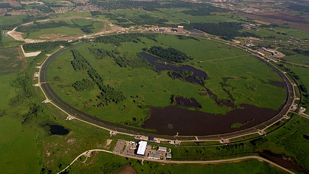 O Tevatron tem 6,28 quilômetros de extensão e custou 265 milhões de dólares para ser construído