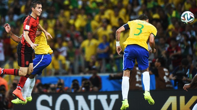 Thiago Silva cabeceia a bola contra o gol do México no Castelão, em Fortaleza