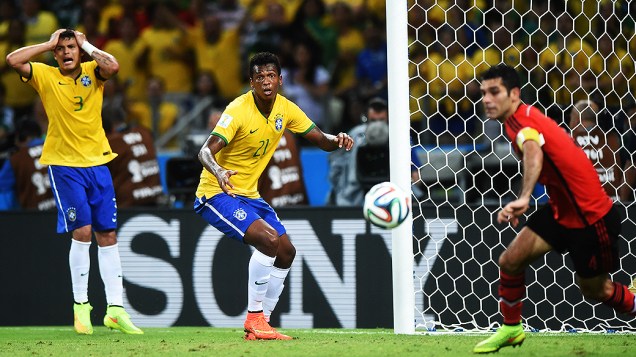 Thiago Silva lamenta gol perdido no jogo contra o México no Castelão, em Fortaleza