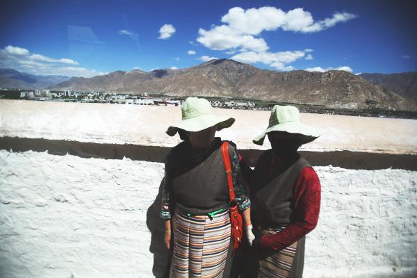 Peregrinos tibetanos em Lhasa, uma das mais altas capitais do planeta, localizada a 3.500 metros acima do nível do mar