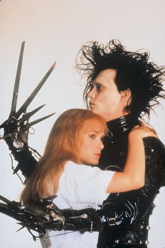 Edward, Mãos de Tesoura (1990) marcou a primeira parceria entre Johnny Depp e Tim Burton (na foto, o ator aparece com Winona Ryder)
