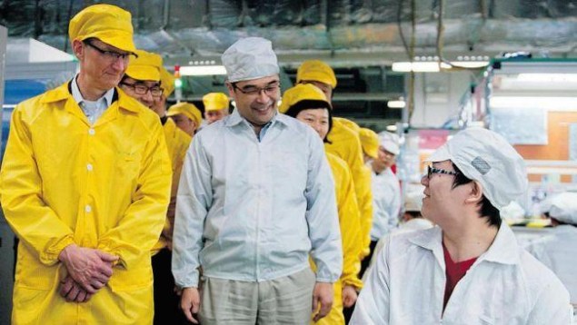 Tim Cook (de amarelo) visitou a fábrica pela última vez este ano. Apple preocupa-se com a repercussão negativa das crises na Foxconn