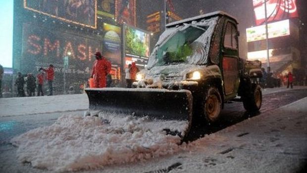 Garis retiram a neve na Times Square: nevasca que atingiu os Estados Unidos deixou ao menos uma pesosa morta