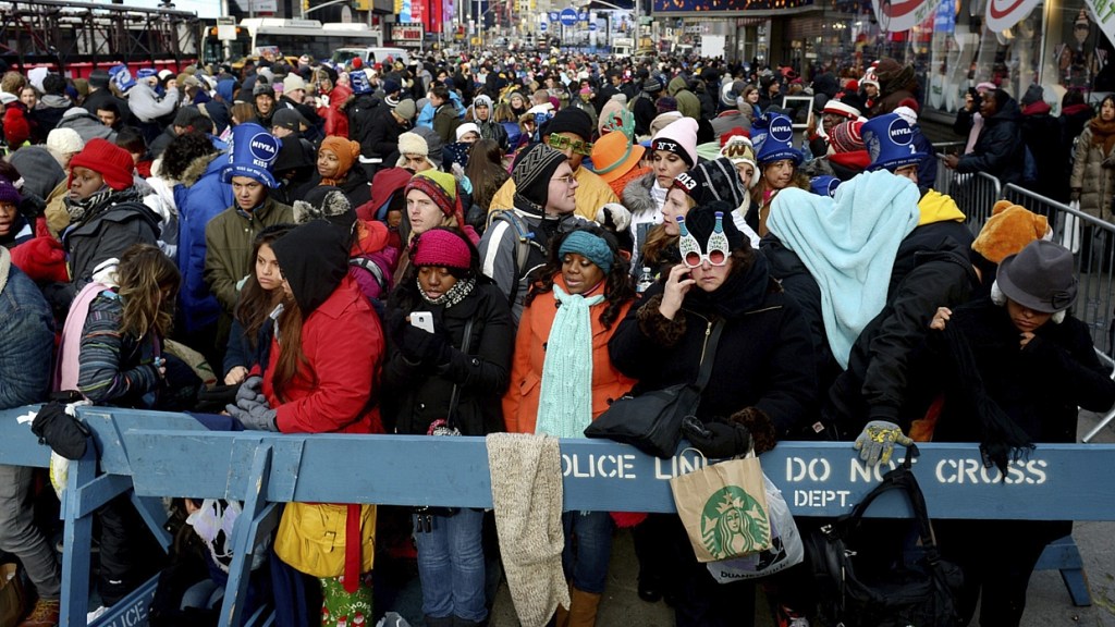 Americanos e turistas aguardam chegada de 2013 em Nova York