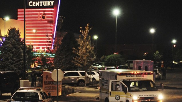 Ambulâncias e carros de polícia em frente ao complexo de cinemas Century no Colorado, Estados Unidos onde um atirador deixou 12 mortos e dezenas de feridos durante sessão do novo filme do Batman