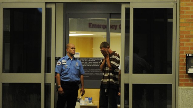 Um homem reage depois de chegar ao Hospital Infantil de Aurora, Colorado
