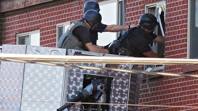 Polícia usa uma câmera de vídeo para investigar apartamento do suspeito de atirar em dezenas de pessoas em cinema no Colorado durante exibição do novo filme do Batman