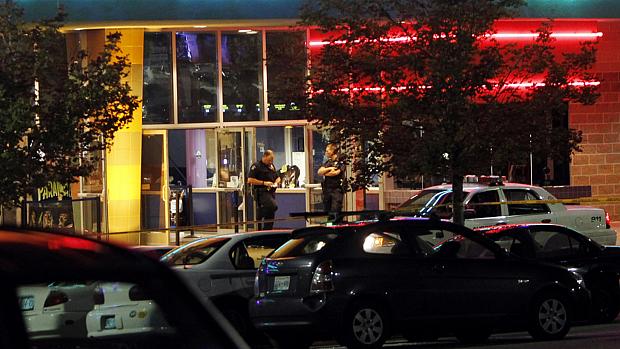 Polícia cerca cinema em que atirador abriu fogo na madrugada desta sexta, no Colorado
