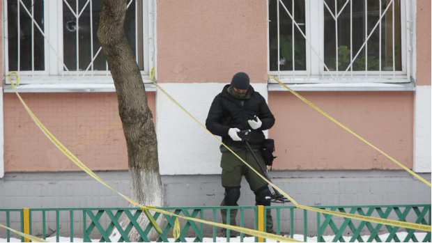Policial isola a área exterior da escola número 263, no norte de Moscou