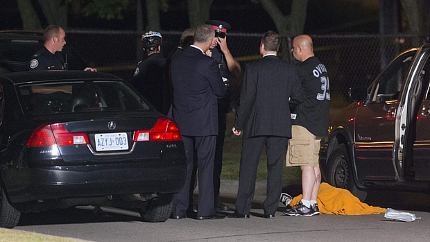 Polícia se reúne perto de corpo em Toronto