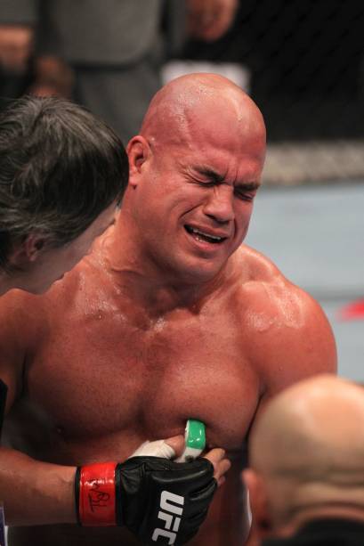Tito Ortiz sofre com a dor provocada pela joelhada de Minotouro