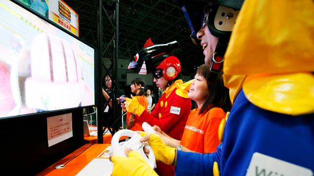 Visitantes jogam o Wii U, videogame da Nintendo, durante o Tokyo Game Show em Chiba, nos arredores da capital japonesa