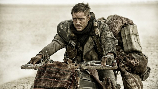 Tom Hardy em cena do filme Mad Max: Estrada da Fúria