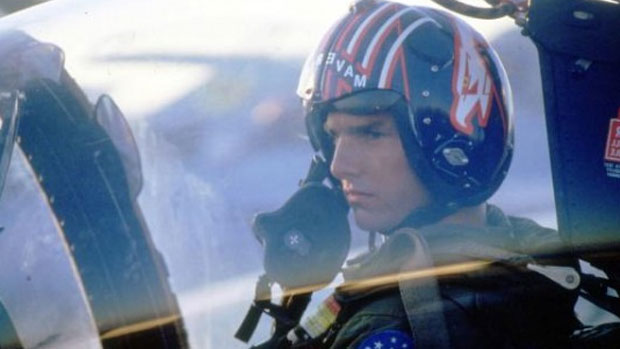 Tom Cruise como o aviador Maverick no filme <em>Top Gun</em>, em 1986