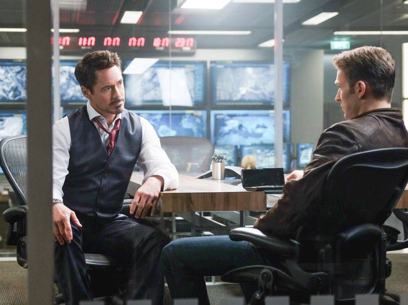 Tony Stark (Robert Downey Jr.) e Steve Rogers (Chris Evans) em Capitão América: Guerra Civil