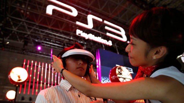 Visitante no stand da Sony testa acessório para Playstation 3<br>