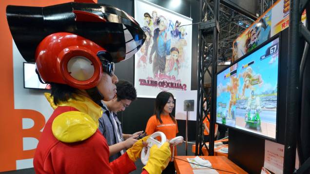 Vistante testa o videogame Nintendo "Wii U" durante a Tokyo Game Show, no Japão