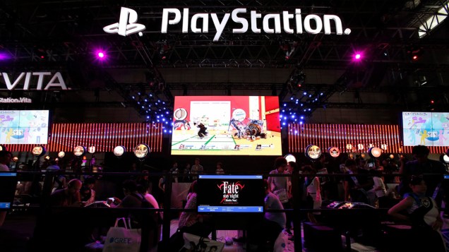 Visitantes no stand do Playstation na feira que acontece em Chiba, no Japão
