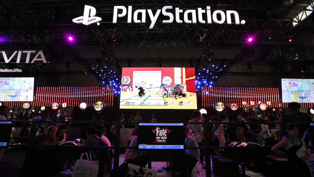 Visitantes no stand do Playstation na feira que acontece em Chiba, no Japão