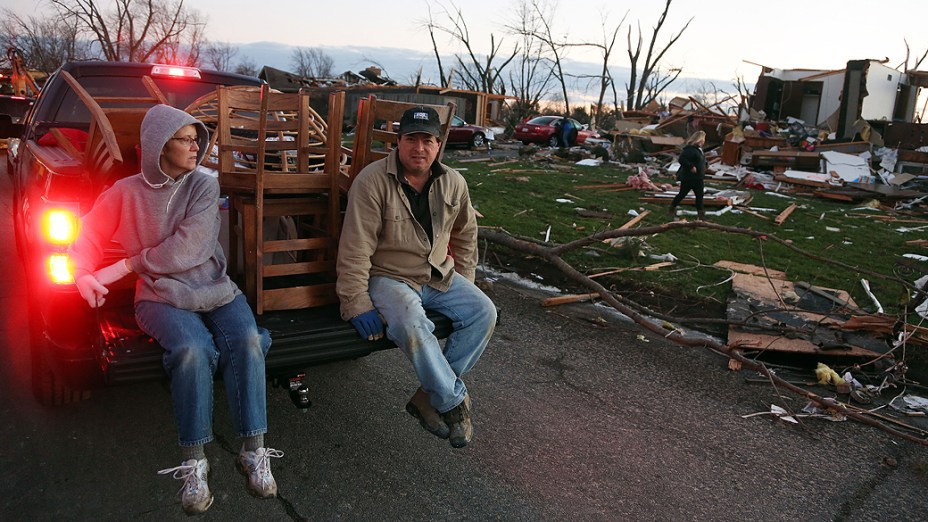 Tempestades e tornados atingiram a região Meio-Oeste do Estados Unidos neste domingo (17), causando a morte de pelos menos seis pessoas e deixando dezenas de feridos. Os tornados provocaram vários danos em Peoria e outras cidades do Estado de Illinois