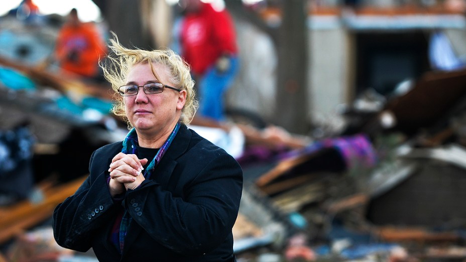 Tempestades e tornados atingiram a região Meio-Oeste do Estados Unidos neste domingo (17), causando a morte de pelos menos seis pessoas e deixando dezenas de feridos. Os tornados provocaram vários danos em Peoria e outras cidades do Estado de Illinois