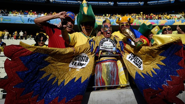 Torcedores da Colômbia aguardam o início do jogo contra o Brasil, em Fortaleza