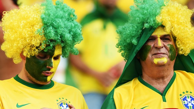 Torcedores do Brasil aguardam o início do jogo contra a Colômbia no Castelão, em Fortaleza