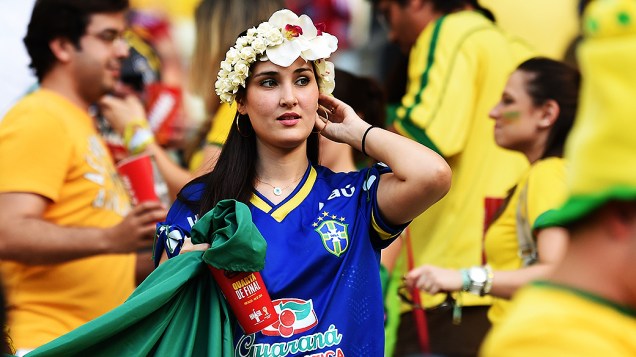 Torcedora do Brasil aguarda o início do jogo contra a Colômbia no Castelão, em Fortaleza