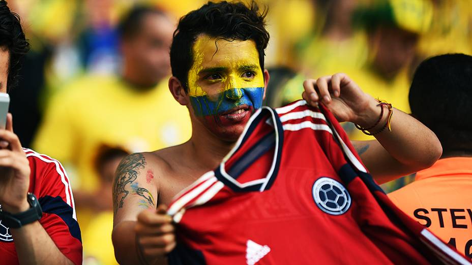 Torcedor da Colômbia aguarda o início do jogo contra o Brasil, em Fortaleza