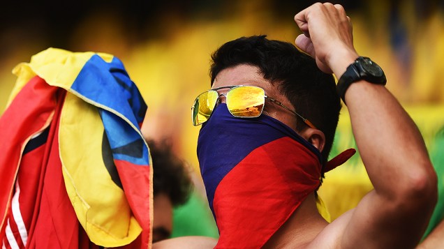 Torcedor da Colômbia aguarda o início do jogo contra o Brasil, em Fortaleza